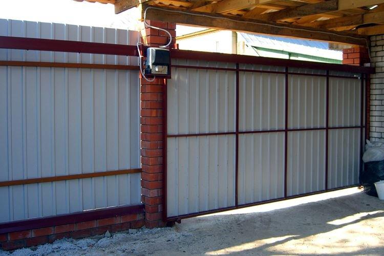 Portails coulissants à faire soi-même en carton ondulé avec suspension supérieure - photos et idées