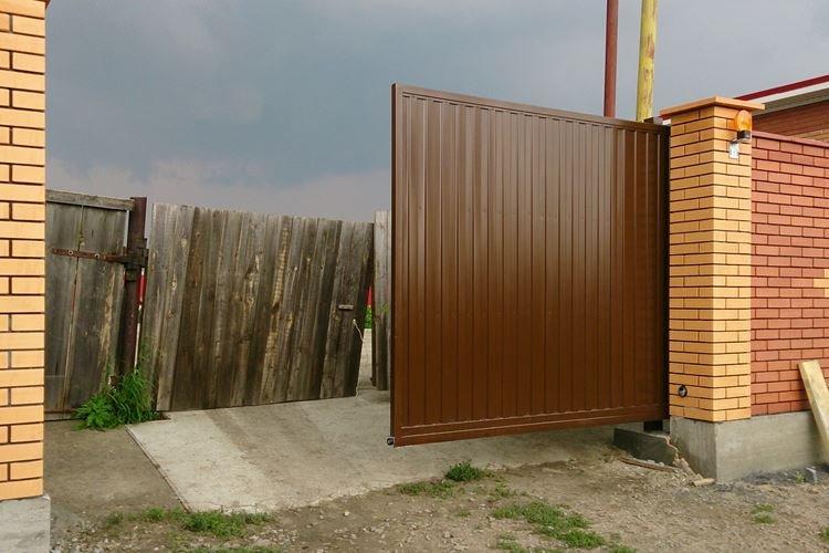 Portails coulissants à faire soi-même en carton ondulé - photos et idées