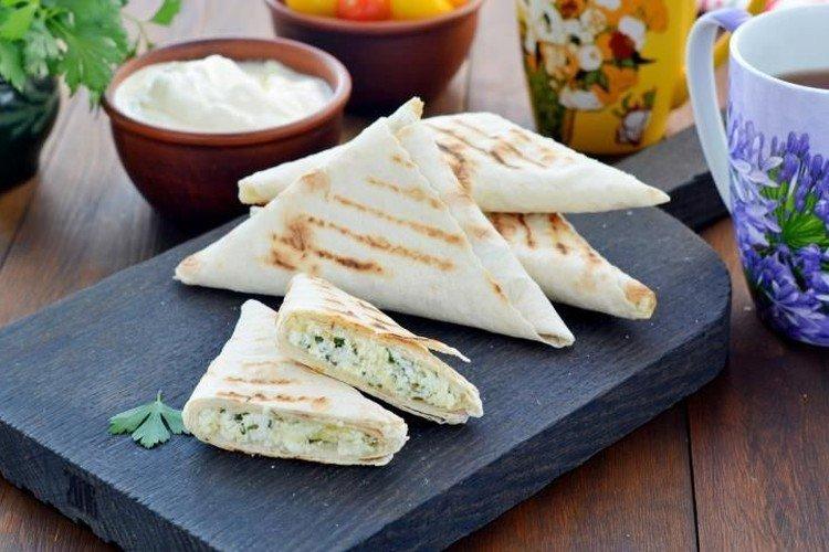 Enveloppes de lavash avec du fromage cottage, du maïs et du concombre - Plats principaux pour des recettes de tous les jours