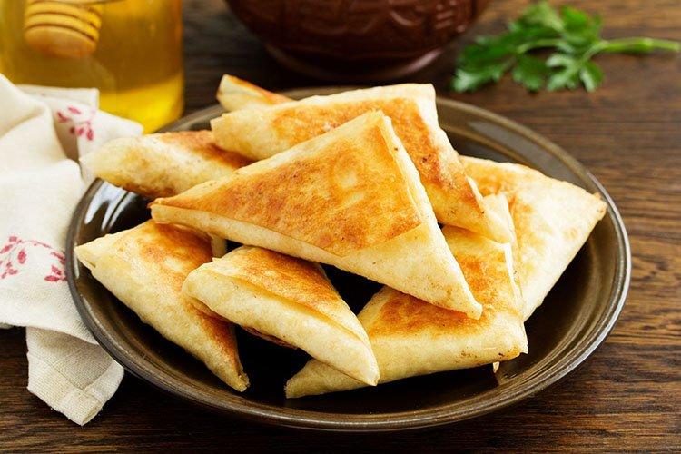 Triangles de lavash avec saucisse et fromage - recettes