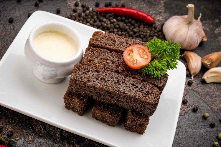 Croûtons à l'ail - Collations à la bière à la maison