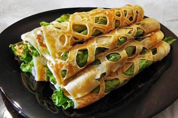 Apéritif de crêpes en macramé sur la table de fête - recettes