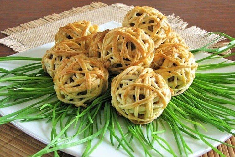 La collation de joie de Babushkina sur une table de fête - recettes