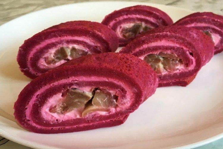 Apéritif de crêpes à la betterave sur la table de fête - recettes