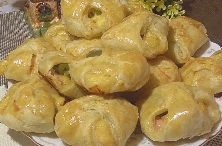 Apéritif aux olives sur la table de fête - recettes