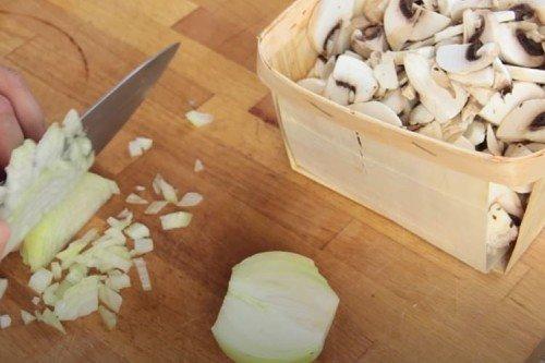 Julienne au poulet, champignons et crème - une recette pas à pas