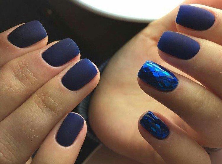 Manucure d'hiver sombre 2020-2021