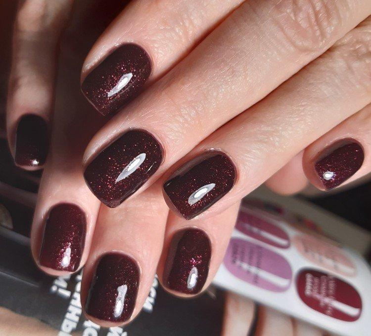 Manucure d'hiver sombre 2020-2021