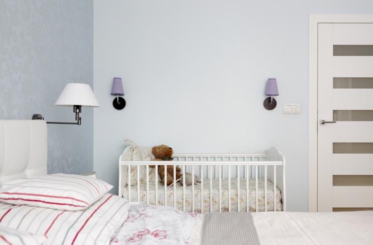 Zonage d'une chambre pour les parents et un enfant - photo