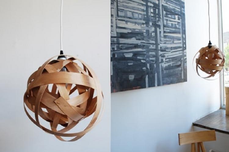 Plafond de bricolage pour un lustre en lames de bois