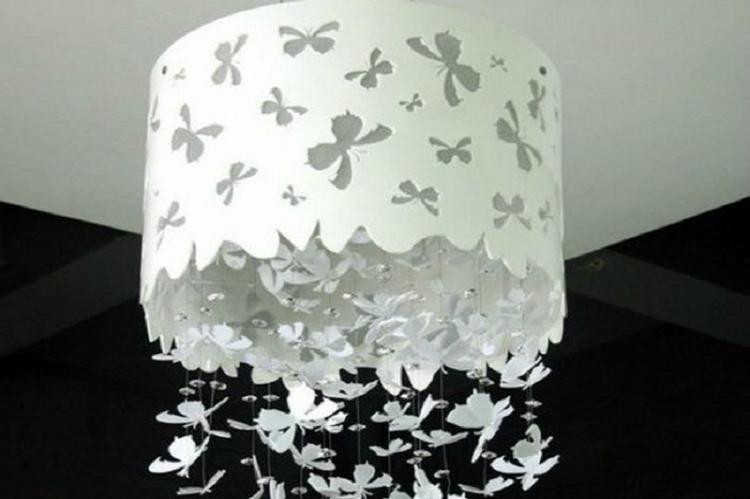 Plafond pour un lustre avec des papillons de vos propres mains